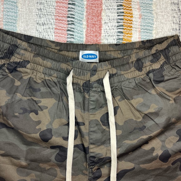 Old Navy Men’s Camo Twill Jogger Shorts — 9-inch inseam - Picture 8 of 11
